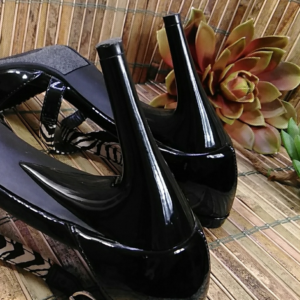 DANA BUCHMAN  HEELS - Picture 7 of 8